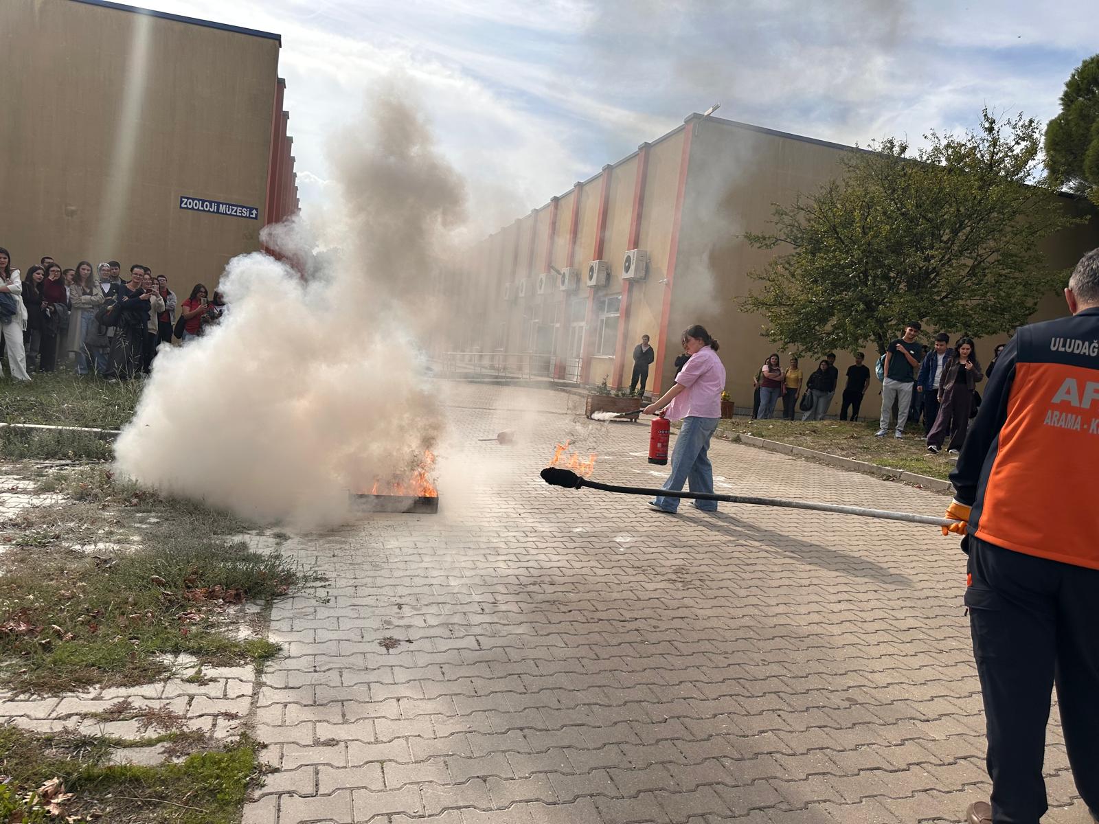 Kimya Bölümü 1. Sınıf Öğrencilerine Temel Yangın Eğitimi Verildi